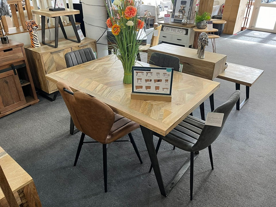 Agra 1.35 Dining Table